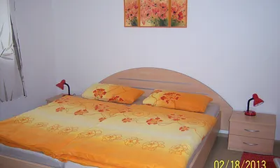 Schlafzimmer mit  Doppelbett, Kleiderschrank usw.