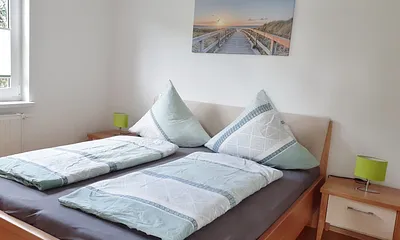 Schlafzimmer mit Kleiderschrank und Doppelbett ( 180x200 )