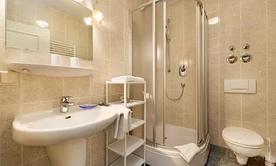 Hier der Blick in das schöne Duschbad.