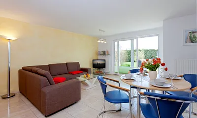 Ferienwohnung mit gemütlicher Eckcouch und Esstisch für 4 Personen