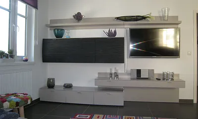 großzügiges Wohnzimmer mit Schlafcouch