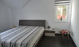 Schlafzimmer mit Doppelbett, geräumigen Schrank, TV