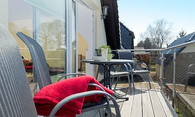 sonniger Balkon mit Balkonmöbeln für 4 Personen