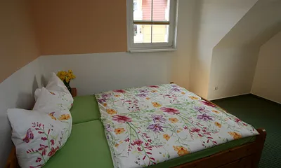Schlafzimmer mit Verdunklungsplissees
