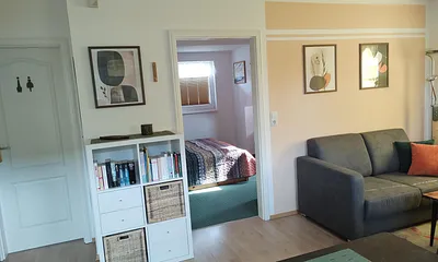 Wohnbereich mit Blick ins Schlafzimmer