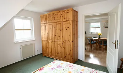 Schlafzimmer mit geräumigem Schrank 