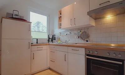 Küche mit Geschirrspüler, Herd, Ceranfeld