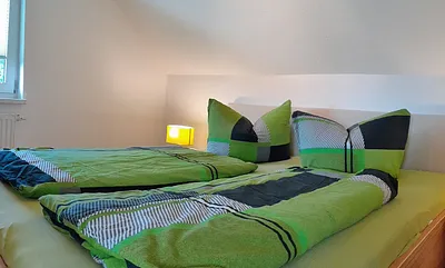 Schlafzimmer mit Kleiderschrank und Doppelbett 180x200