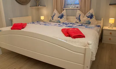 Schlafzimmer mit 1,80 m Doppelbett, TV, Eckschrank und angrenzendem Abstellraum