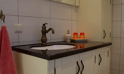 Bad mit Waschtisch und Regendusche