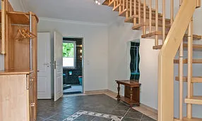 Flur mit Treppe zu den Wohn-und Schlafzimmern
