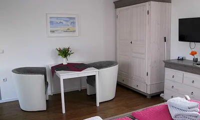 Ess-/Sitzplatz Wohn-/Schlafraum