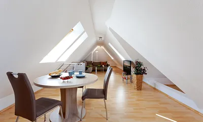 offener Wohn- und Schlafbereich mit gemütlicher Eckcouch und Esstisch für 3 Personen