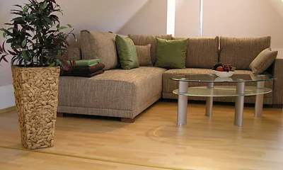 Wohnbereich mit gemütlichem Sofa und SAT-TV im  Dachgeschoss