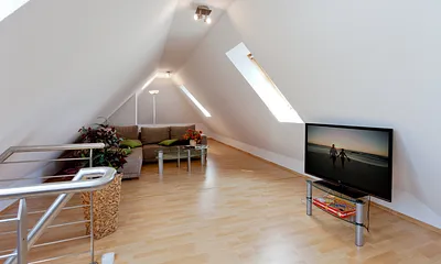 offener Wohn- und Schlafbereich im Dachgeschoss