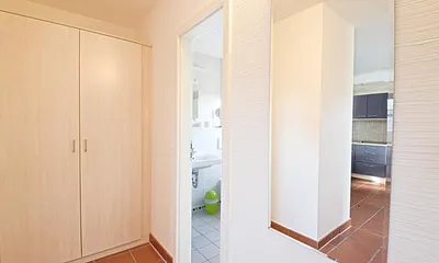 Einbauschränke im Flur und Schlafzimmer