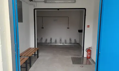 geräumiger Fahrradabstellraum mit Auflademöglichkeit für E-Bikes