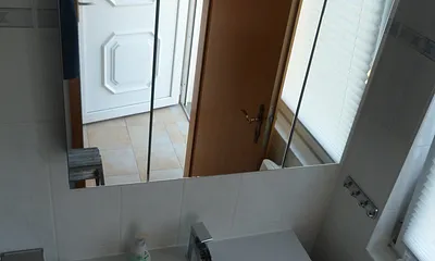 Waschtisch, rechts die Heizung