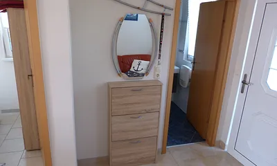 die Gaderobe, rechts das Bad