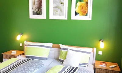 Grünes Schlafzimmer mit TV