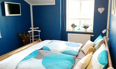 Blaues Schlafzimmer mit TV