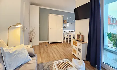 Wohnzimmer mit Kleiderschrank & Essplatz, Flat-TV
