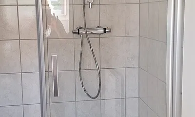 Badezimmer mit Dusche und WC