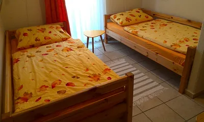 2. Schlafzimmer mit 2 Betten, Schrank, abklappbarem Tisch, 2 Stühlen