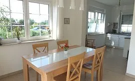 Esstisch mit Blick zur Küchenzeile