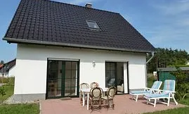 sonnige, möblierte Terrasse mit großzügigem Grundstück