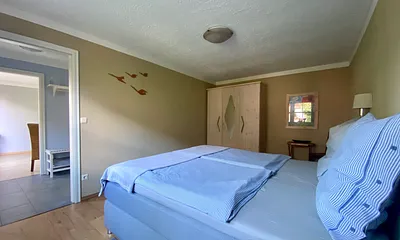 Schlafzimmer mit Boxspringbett