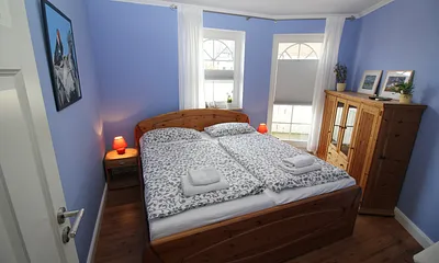 Blaues Schlafzimmer mit Doppelbett