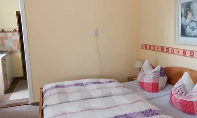 Eingang zur Wohnung und Durchfahrt zum Parkplatz