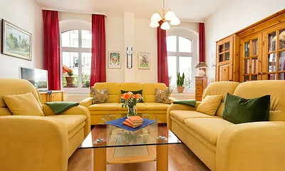 Das kuschelige App. "Bücherwurm" mit vielen hundert Romanen und Bildbänden ...