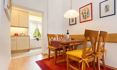 Die Küchenzeile ist optisch vom Wohnzimmer getrennt.