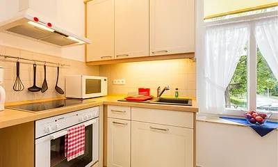 Die Küchenzeile (neu mit Geschirrspüler statt Backofen).