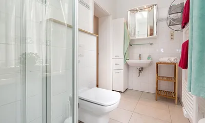 Hier der Blick in das schöne helle Bad mit Fenster und Echtglasdusche.