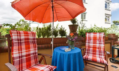 Der möblierte Balkon schaut nach Südwesten. 