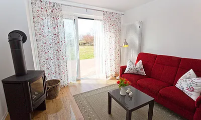 separates Schlafzimmer mit grossem Doppelbett