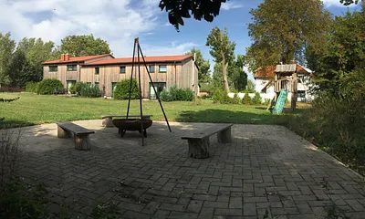 Gästewiese und Kletterturm immer die Kinder im Blick