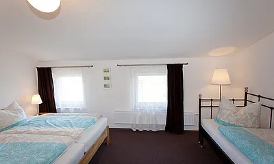 separates Schlafzimmer mit grossen Doppelbett und Daybed