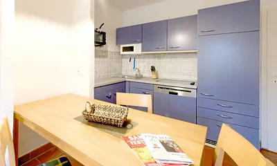 Der große Esstisch mit Blick zur Einbauküche