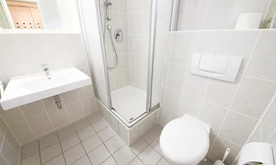 Das moderne Bad mit Duschkabine