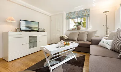 Das schöne helle Wohnzimmer hat einen großen Flachbild-TV, DVD-Player und Radio mit CD-Player.