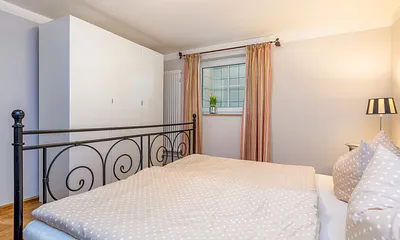 ... und einen großen Kleiderschrank bereit.