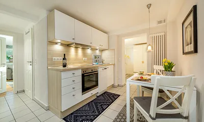 Die schöne Küchenzeile mit weißen Hochglanzfronten bietet Geschirrspüler ...