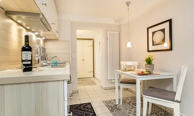 ... Backofen, Mikrowelle, 4-Platten-Cerankochfeld, Kühlschrank mit Eisfach ...