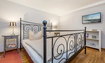 Das Schlafzimmer hält für Sie ein TV-Gerät, ein großes Doppelbett (180x200cm) ... 