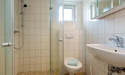 ... Dusche und WC.