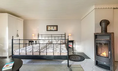 Das Doppelbett ist komfortable 1,80 m breit. 